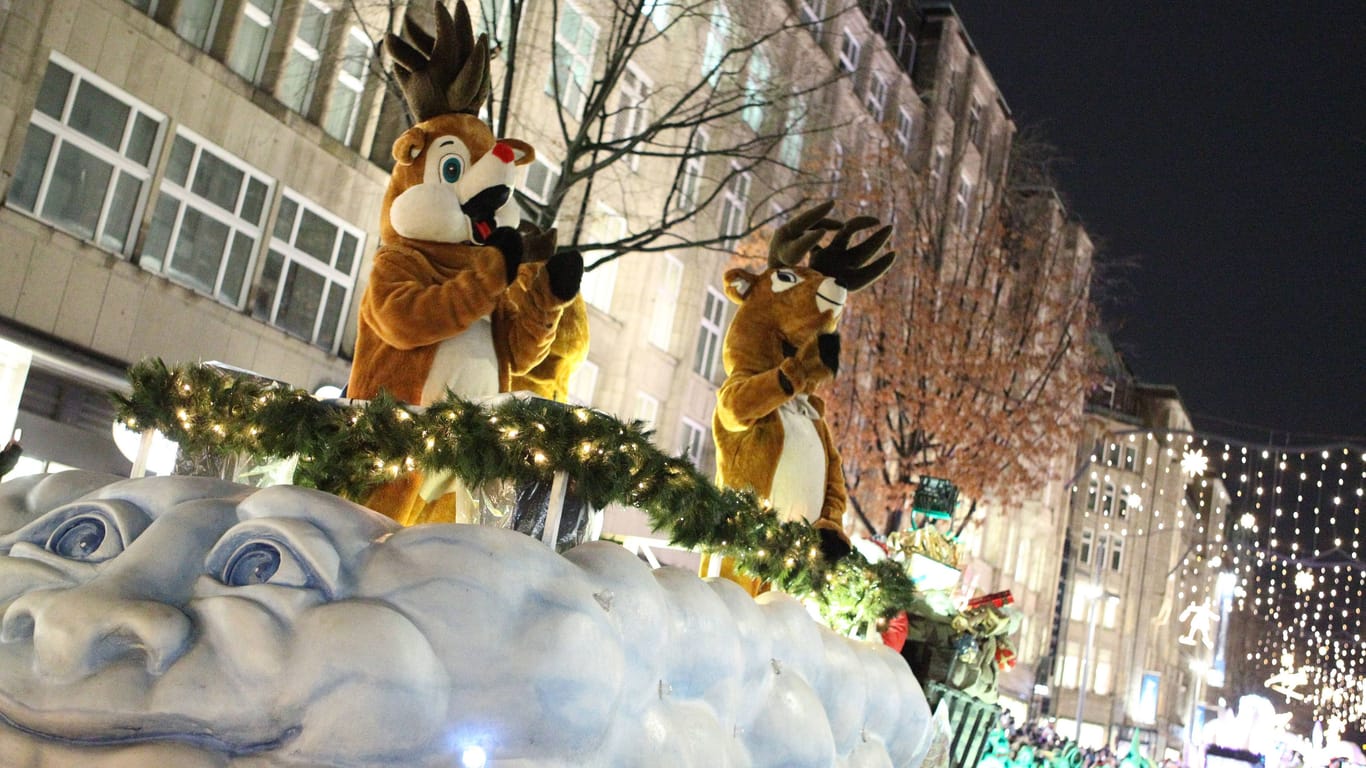 Die Hamburger Weihnachtsparade zieht am letzten Adventssamstag durch die Einkaufsstraße Mönckebergstraße.