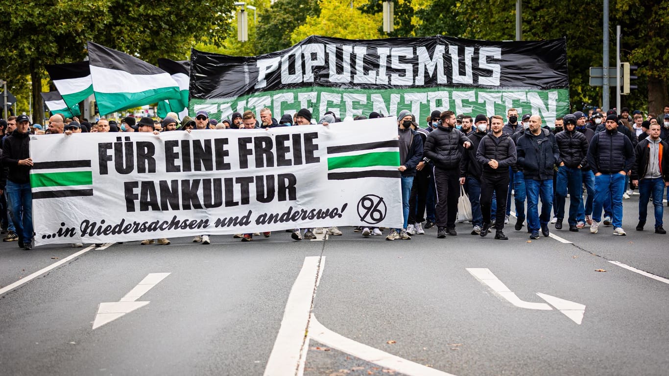 Demonstrationen vor Niedersachsen-Derby