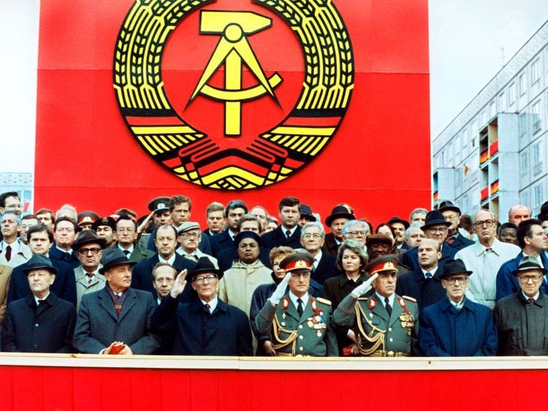 Der 40. Geburtstag der DDR am 7. Oktober 1989 wurde noch gefeiert: SED-Generalsekretär Erich Honecker (3.v.l.) mit dem sowjetischen Staatschef Michael Gorbatschow bei einer Militärparade in Ost-Berlin.