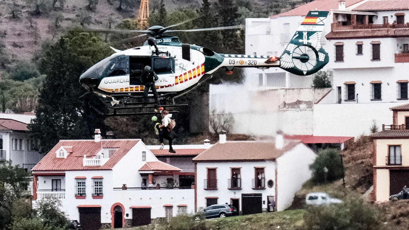 Mitarbeiter der spanischen Guardia Civil retten mit einem Hubschrauber eine Frau aus den Fluten, nachdem der Fluss in der Stadt Alora aufgrund heftiger Regenfälle über die Ufer getreten ist.