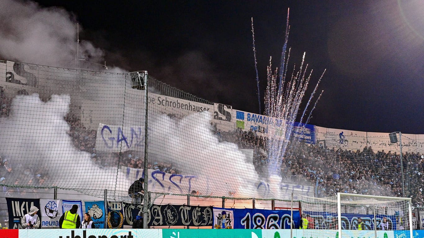 Die Fans von 1860 München zündeten Pyrotechnik im Derby gegen Unterhaching.