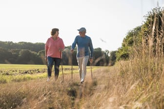 Ein älteres Paar beim Walking. Regelmäßige Bewegung an der frischen Luft stärkt auch die Beinmuskulatur.