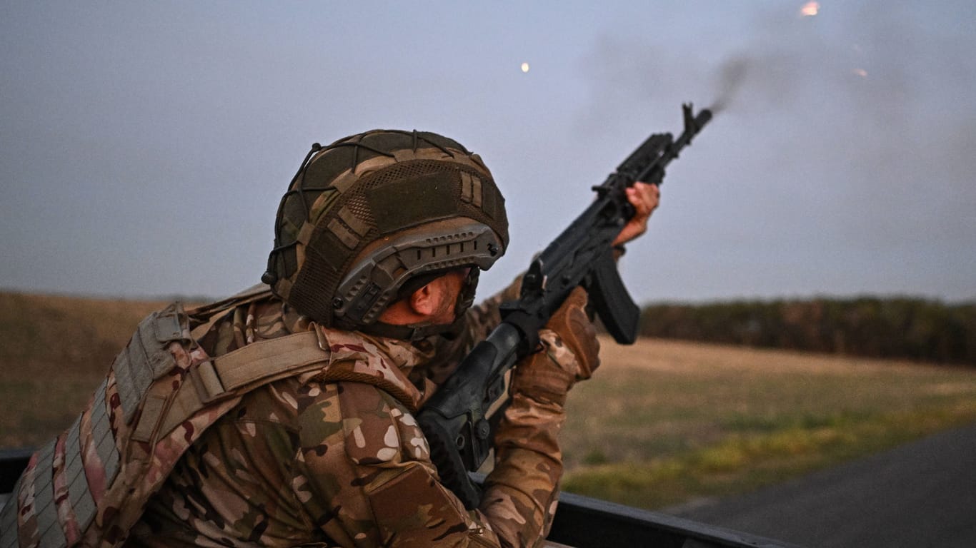 Ein russischer Soldat schießt mit seinem Sturmgewehr (Symbolbild): Wolodymyr Selenskyj hat Berichte über Gespräche zu einer Waffenruhe dementiert.