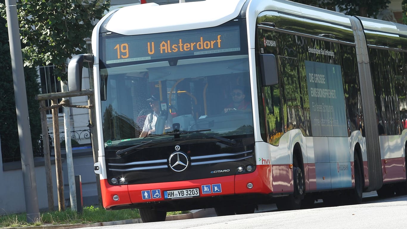 Ein Bus der Linie 19 steht an einer Haltestelle (Symbolbild): Viele Fahrten in Hamburg sind nicht pünktlich.