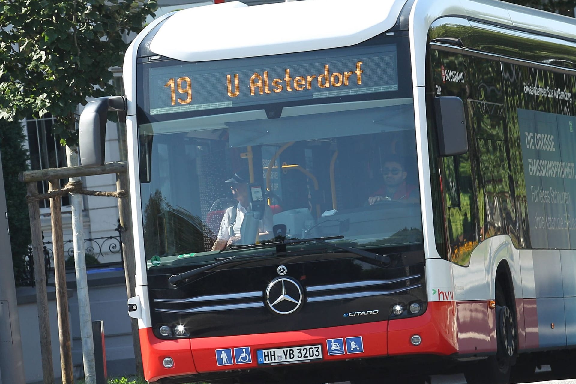 Ein Bus der Linie 19 steht an einer Haltestelle (Symbolbild): Viele Fahrten in Hamburg sind nicht pünktlich.