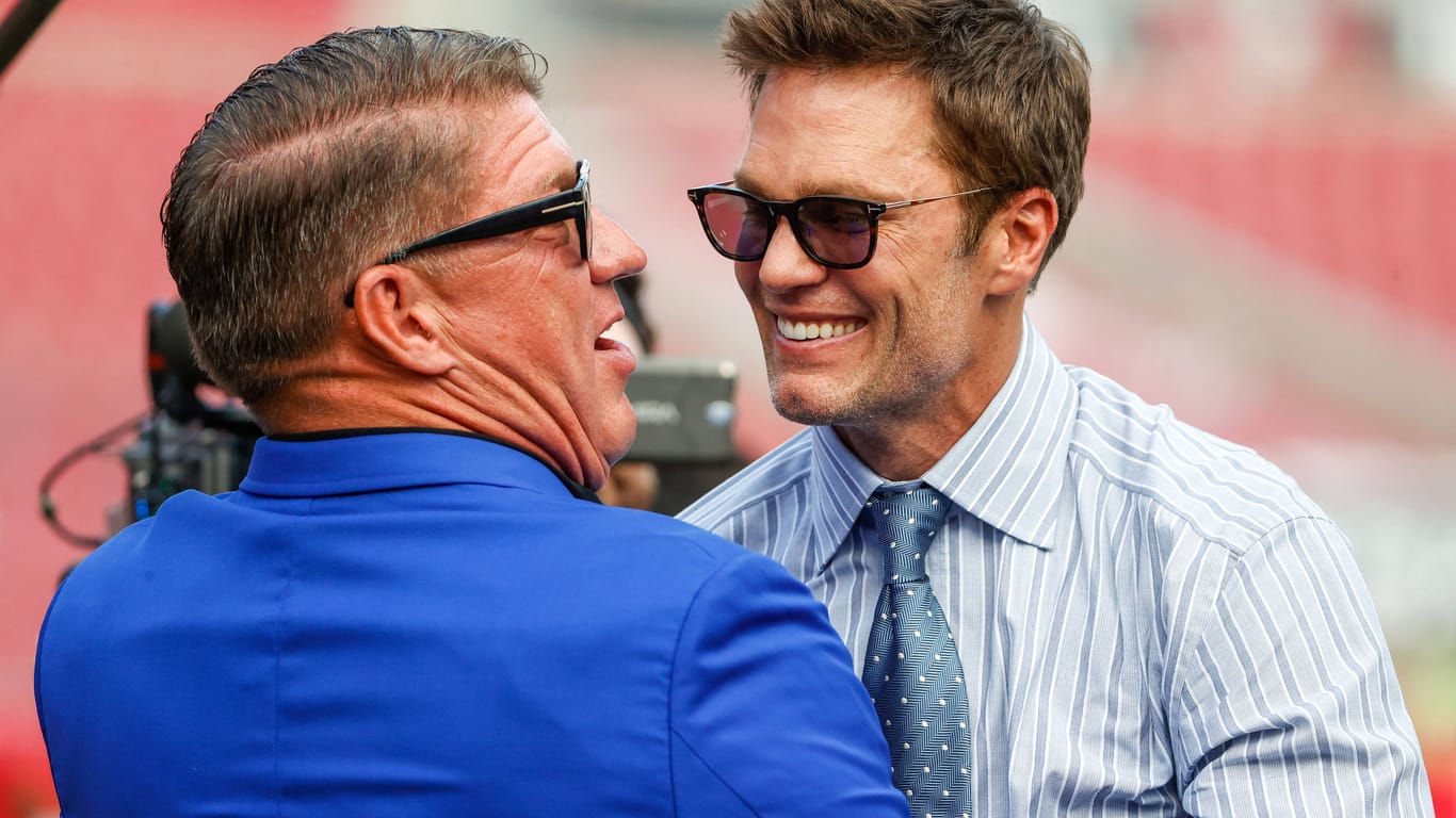 Tom Brady (r.) mit General Manager Jason Licht von den Tampa Bay Buccaneers.