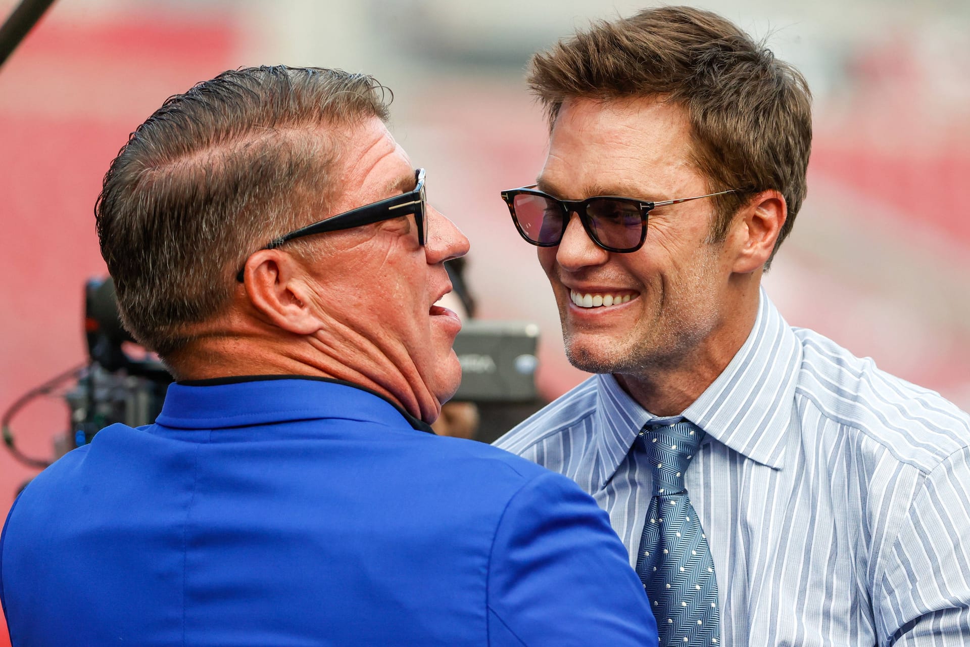 Tom Brady (r.) mit General Manager Jason Licht von den Tampa Bay Buccaneers.