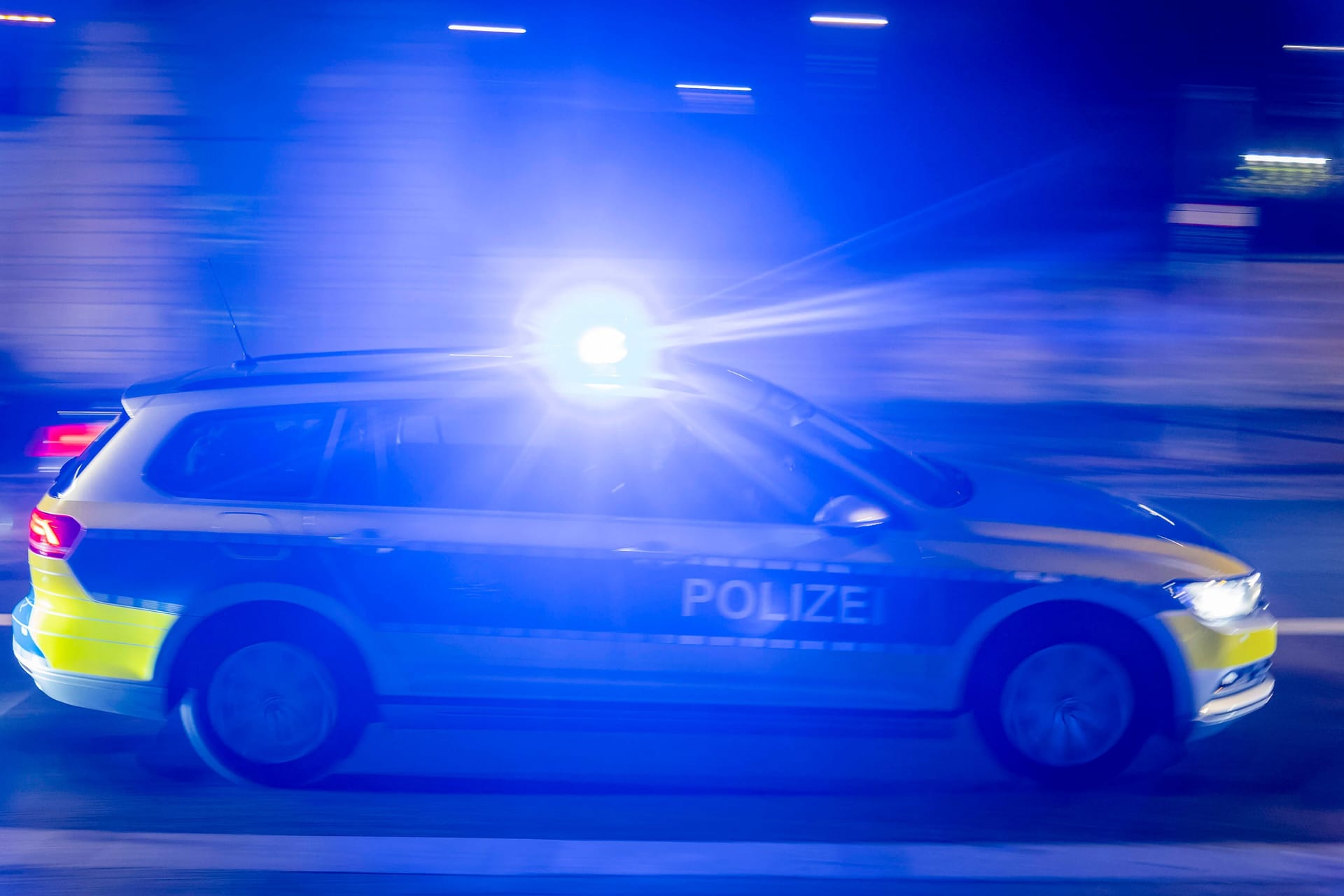 Ein Polizeiauto fährt durch Dresden (Archivbild):