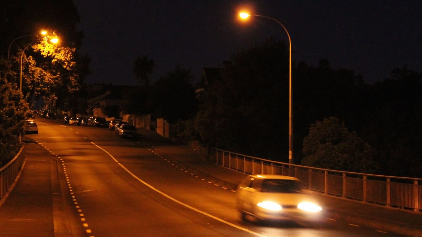 Ein fahrendes Auto in der Nacht (Symbolbild): In Wedding erfasste ein Autofahrer einen Fußgänger.