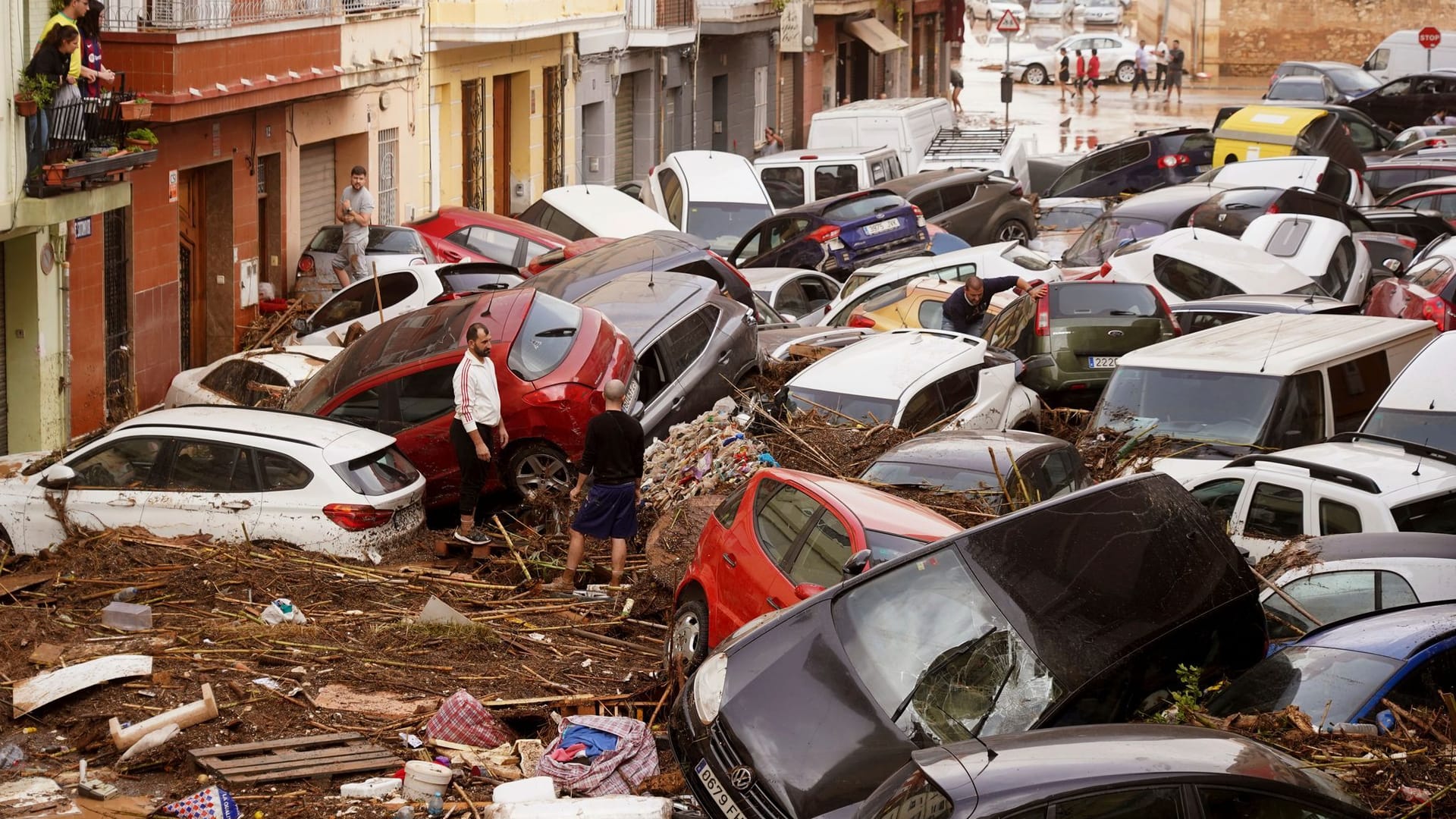 Verwüstungen nach schweren Unwettern in Spanien: Anwohner betrachten durch die Wassermassen aufgestapelte Autos.