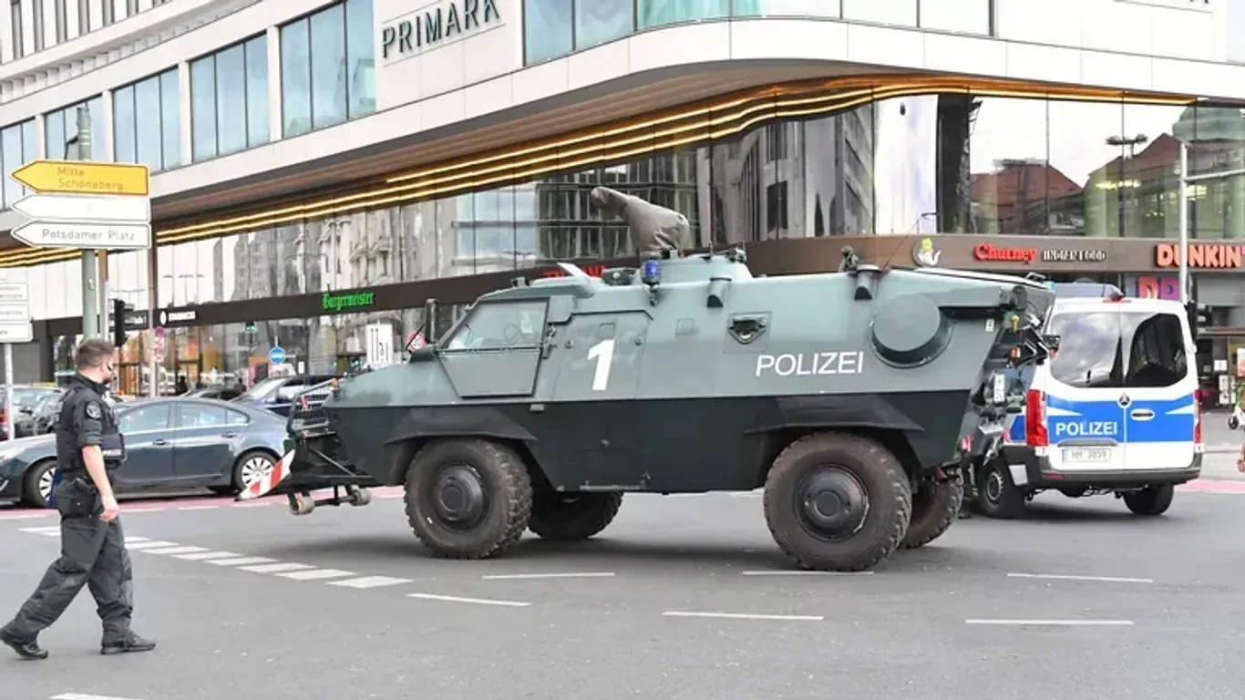 Einsatzfahrzeuge der Polizei am Waldorf Astoria (Archivbild): So sah es in Berlin aus, als Selenskyj zur Wiederaufbaukonferenz in Berlin gastiert.