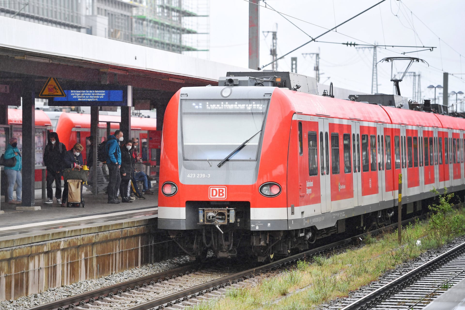 Eine S-Bahn fährt am Ostbahnhof ein (Archivbild): Einzig die S8 hält während der Sperrung dort.