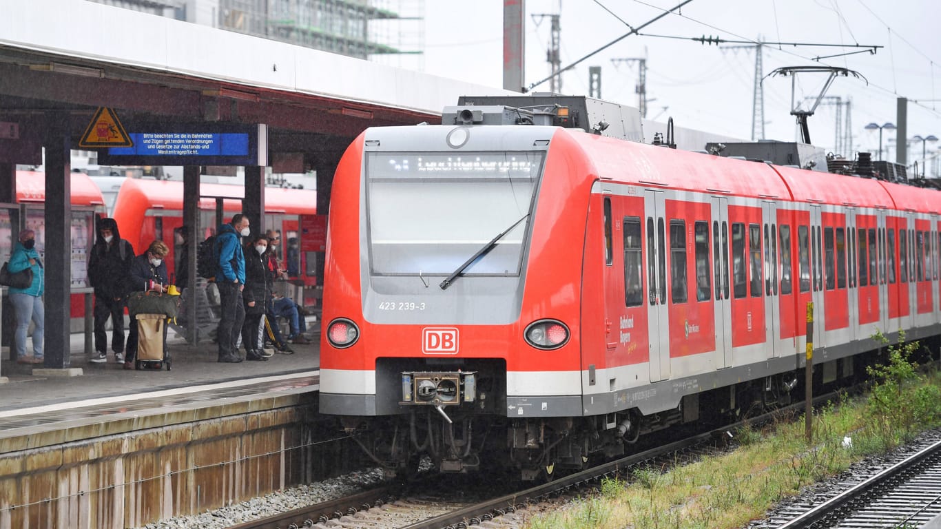 Eine S-Bahn fährt am Ostbahnhof ein (Archivbild): Einzig die S8 hält während der Sperrung dort.