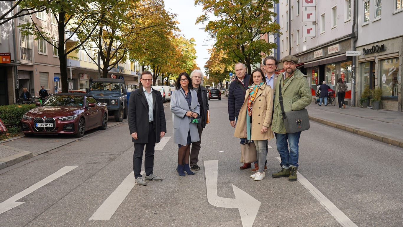 An dieser Stelle auf der Augustenstraße soll zwischen den Fahrspuren ein Baum gepflanzt werden. Hans Theiss (CSU), Carina Freytag-Hafen, Peter Büscher, Hans-Peter Mehling (FW), Veronika Mirlach (CSU), Michael Laub und Thomas Schmid, beide CSU, (von links nach rechts) halten das für keine gute Idee.