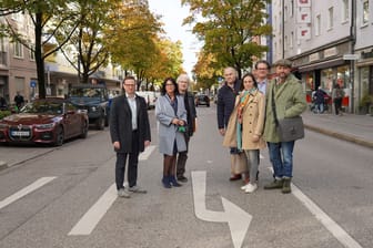 An dieser Stelle auf der Augustenstraße soll zwischen den Fahrspuren ein Baum gepflanzt werden. Hans Theiss (CSU), Carina Freytag-Hafen, Peter Büscher, Hans-Peter Mehling (FW), Veronika Mirlach (CSU), Michael Laub und Thomas Schmid, beide CSU, (von links nach rechts) halten das für keine gute Idee.