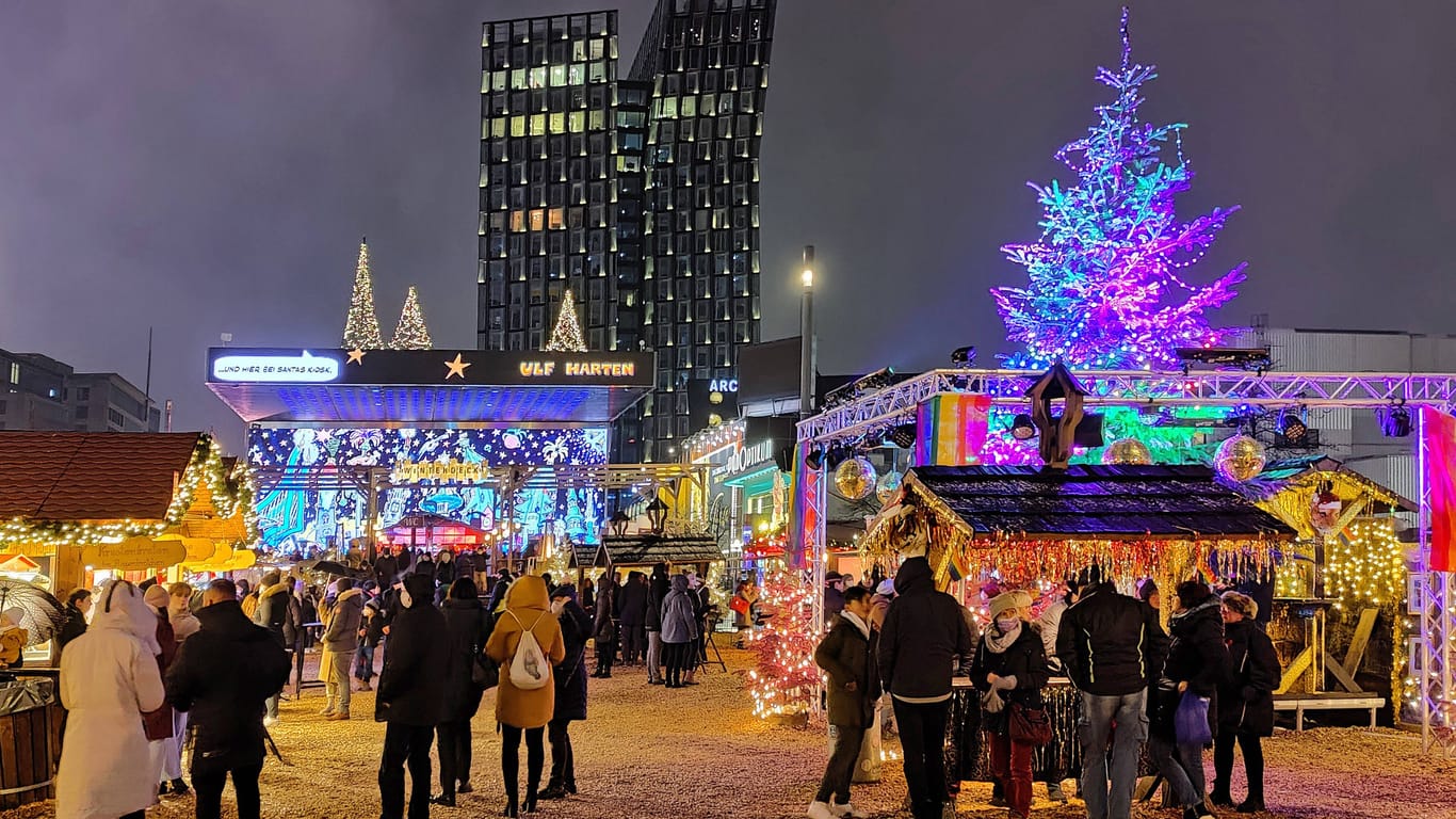 Weihnachtsmarkt "Santa Pauli". Im Hintergrund die Tanzenden Türme.