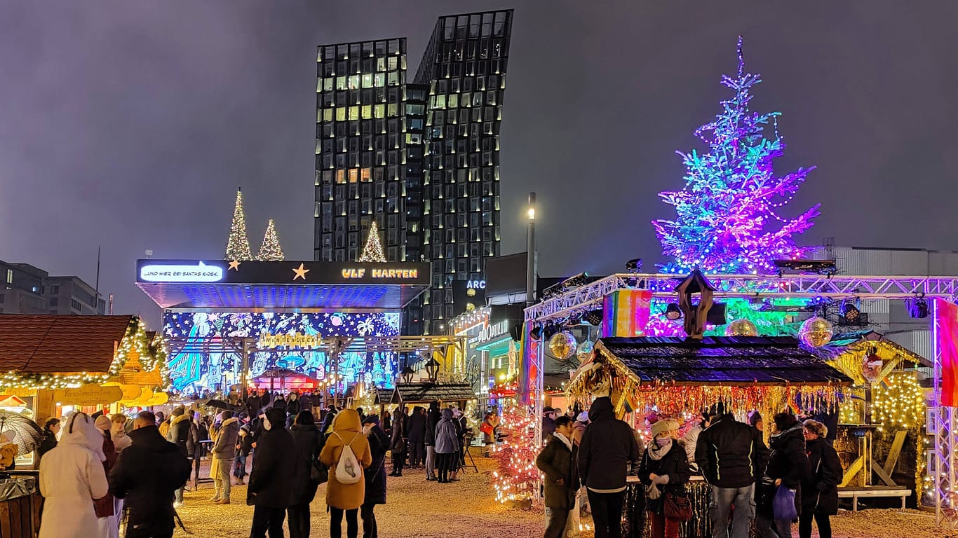 Weihnachtsmarkt "Santa Pauli". Im Hintergrund die Tanzenden Türme.