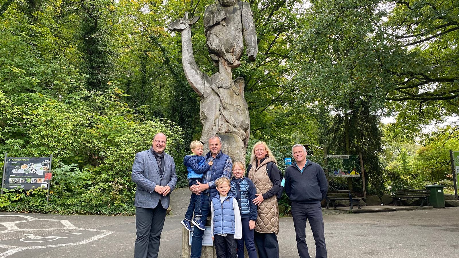 Bürgermeister Christian Vogel (l.) und Tiergartendirektor Dag Encke (r.) haben den millionsten Besucher 2024 begrüßt: Der achtjährige Janik (Mitte) erhielt gemeinsam mit seiner Familie eine Überraschung.