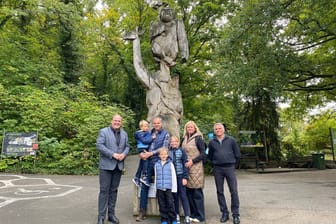 Bürgermeister Christian Vogel (l.) und Tiergartendirektor Dag Encke (r.) haben den millionsten Besucher 2024 begrüßt: Der achtjährige Janik (Mitte) erhielt gemeinsam mit seiner Familie eine Überraschung.