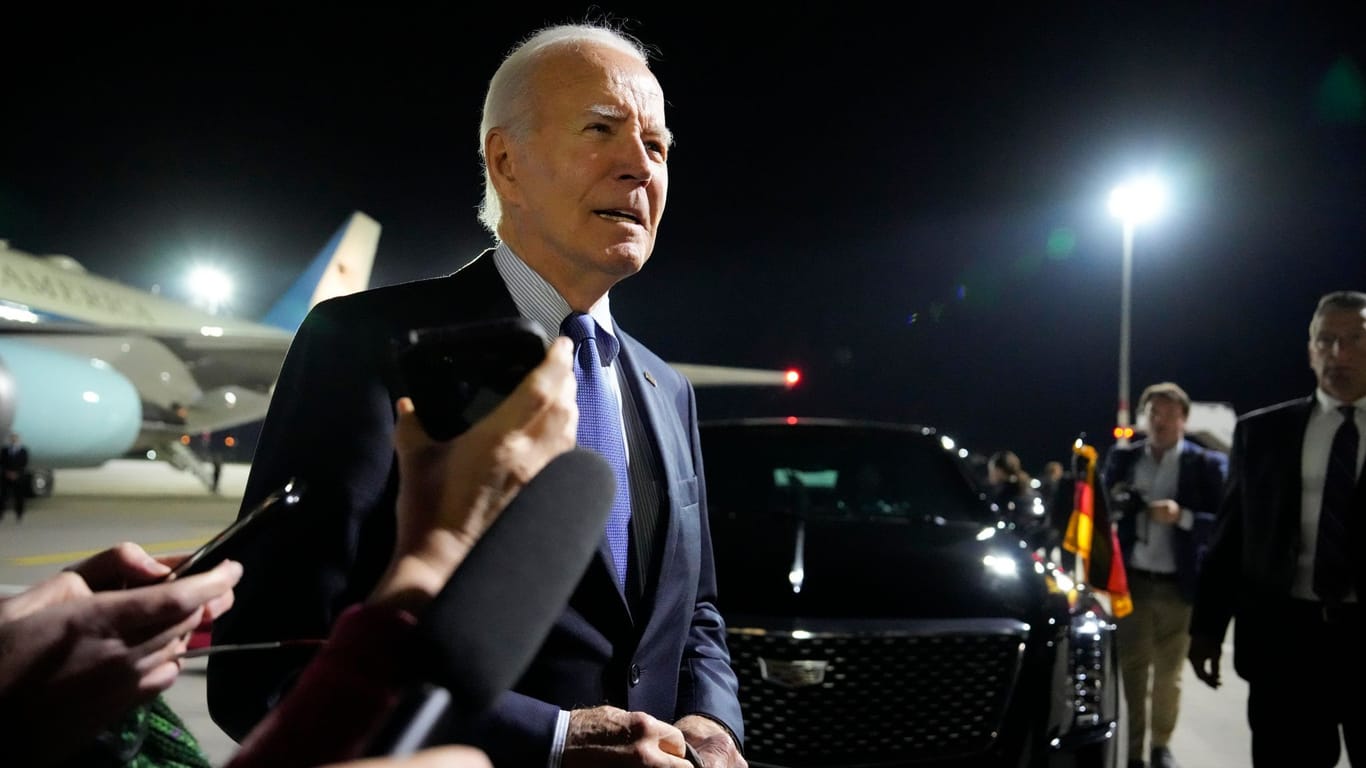 Schönefeld: US-Präsident Joe Biden bei seiner Ankunft auf dem Flughafen.