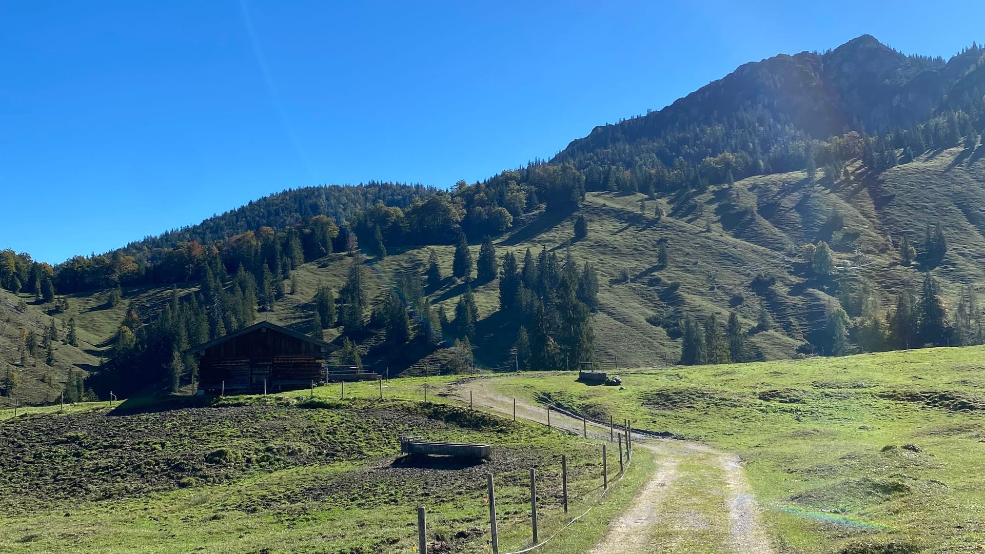 Auf den letzten Metern bis zur Königsalm werden Wanderer mit einem atemberaubenden Bergblick verwöhnt.