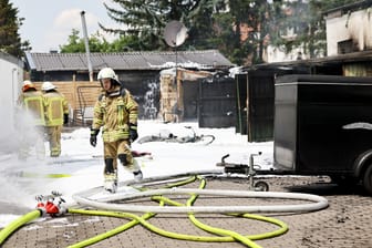 Feuerwehrleute bei einem Garagenbrand (Symbolfoto): In Brandenburg soll ein Toter gefunden worden sein.