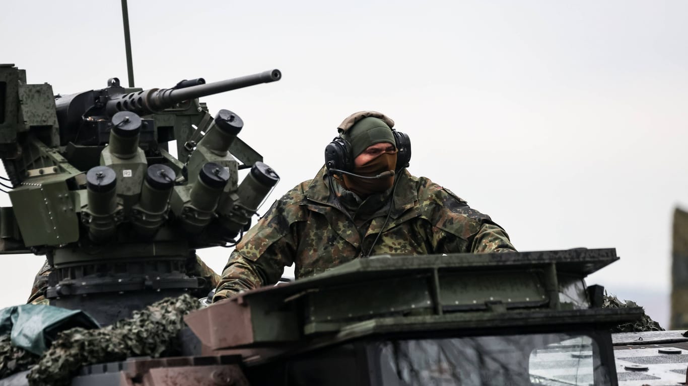 Bundeswehr-Soldaten transportieren schweres Gerät während eines Nato-Manövers in Polen (Archivbild).