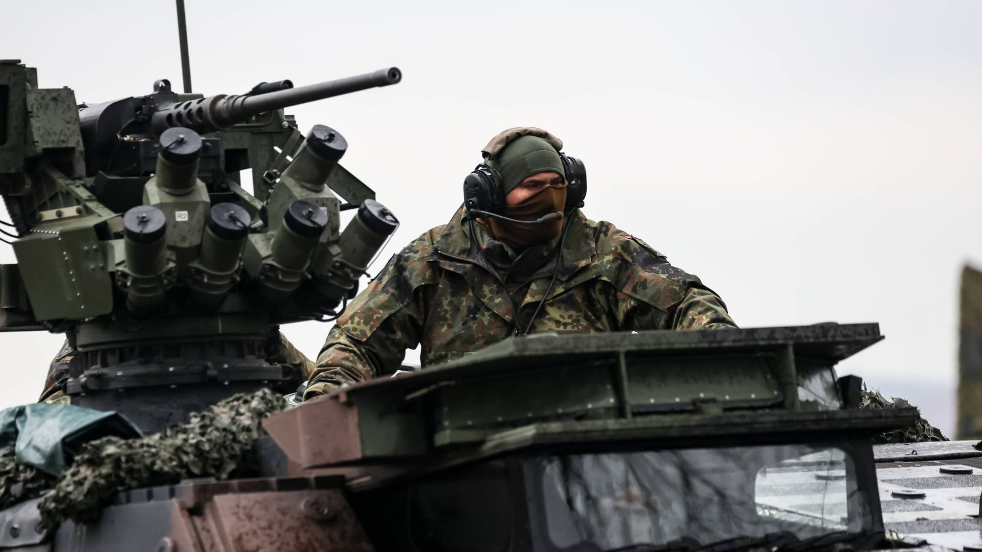 Bundeswehr-Soldaten transportieren schweres Gerät während eines Nato-Manövers in Polen (Archivbild).