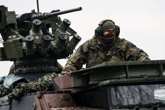 Bundeswehr-Soldaten transportieren schweres Gerät während eines Nato-Manövers in Polen (Archivbild).