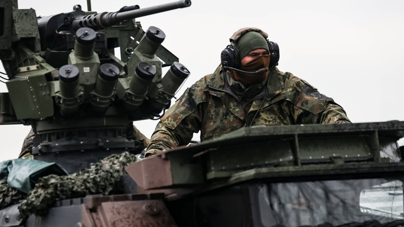 Bundeswehr-Soldaten transportieren schweres Gerät während eines Nato-Manövers in Polen (Archivbild).