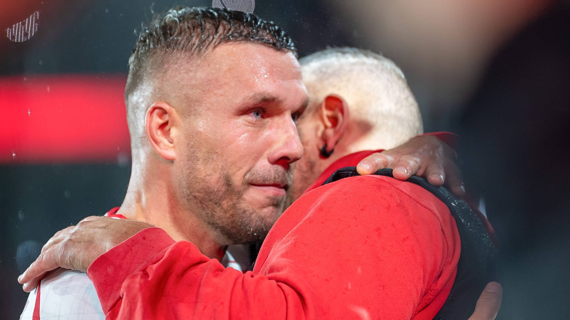 Lukas Podolski (im Trikot): Er hat sich aus Köln verabschiedet.