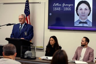 Skull-In-Wall-IdentifiedGerichtsmediziner Rob Russell präsentiert auf einer Pressekonferenz die DNA-Ergebnisse: So soll Esther Granger ausgesehen haben.