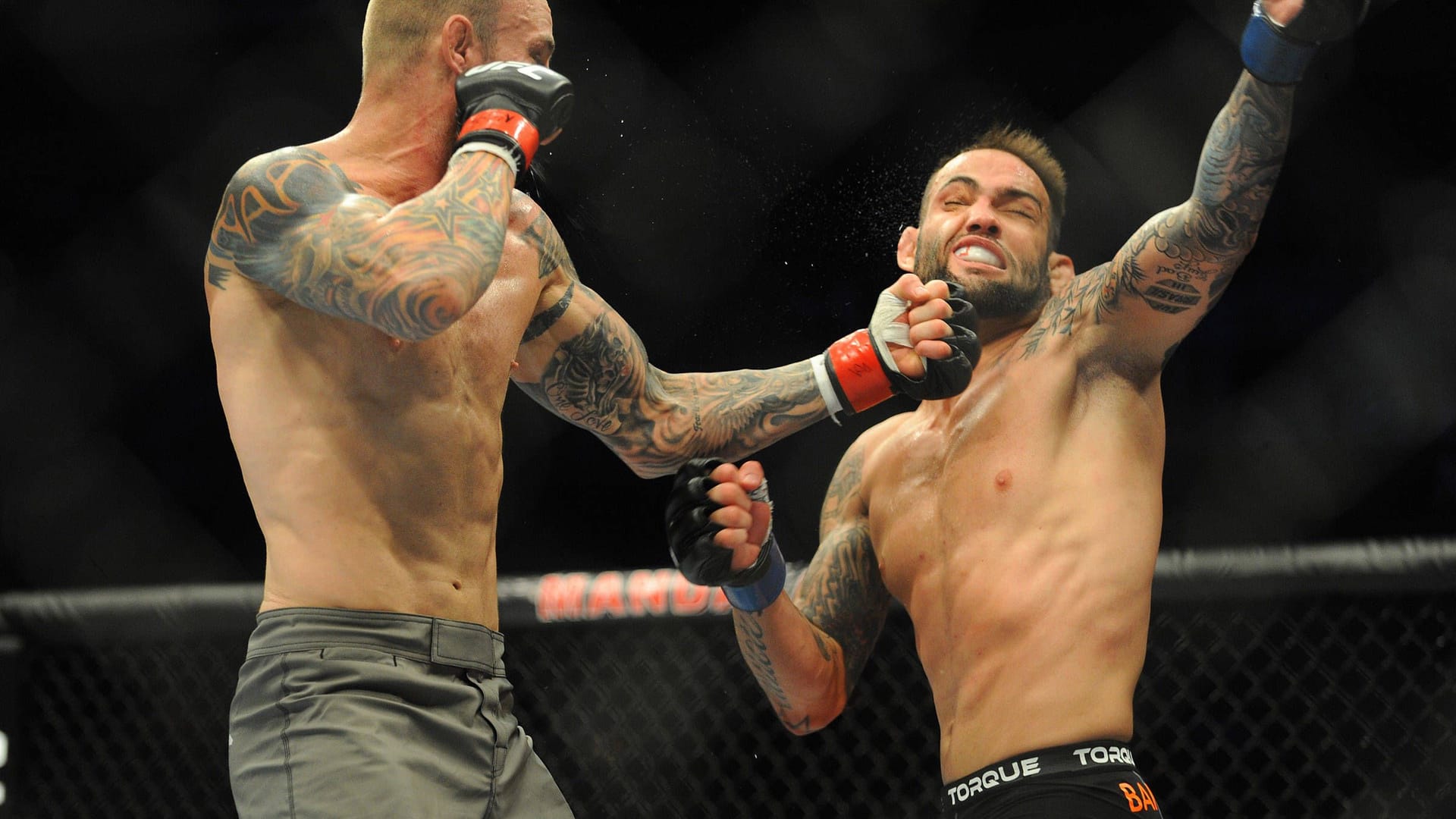 Guilherme Vasconcelos (r.) wird von Luke Zachrich (l.) bei einem Kampf in Las Vegas getroffen. Der brasilianische MMA-Kämpfer starb jetzt in den USA.