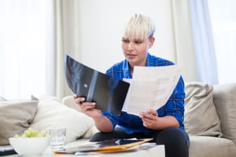 Eine Frau sichtet medizinische Unterlagen