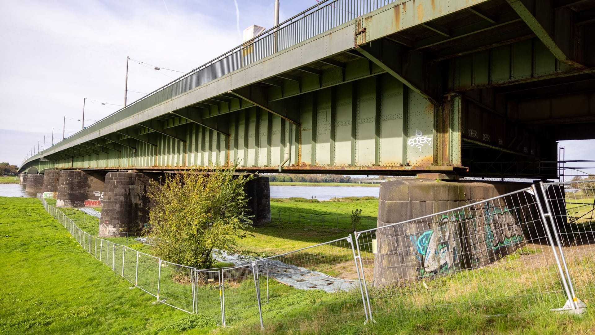 Düsseldorfer Südbrücke für Fahrzeuge über 7,5 Tonnen gesperrt