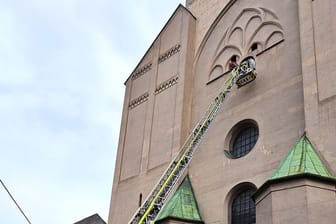 Vom Aussichtsturm "Alter Peter" musste die Feuerwehr einen 66-Jährigen mithilfe einer Drehleiter retten.