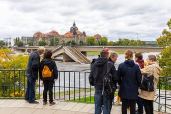 Die teilweise eingestürzte Carolabrücke in Dresden. (Symbolfoto)