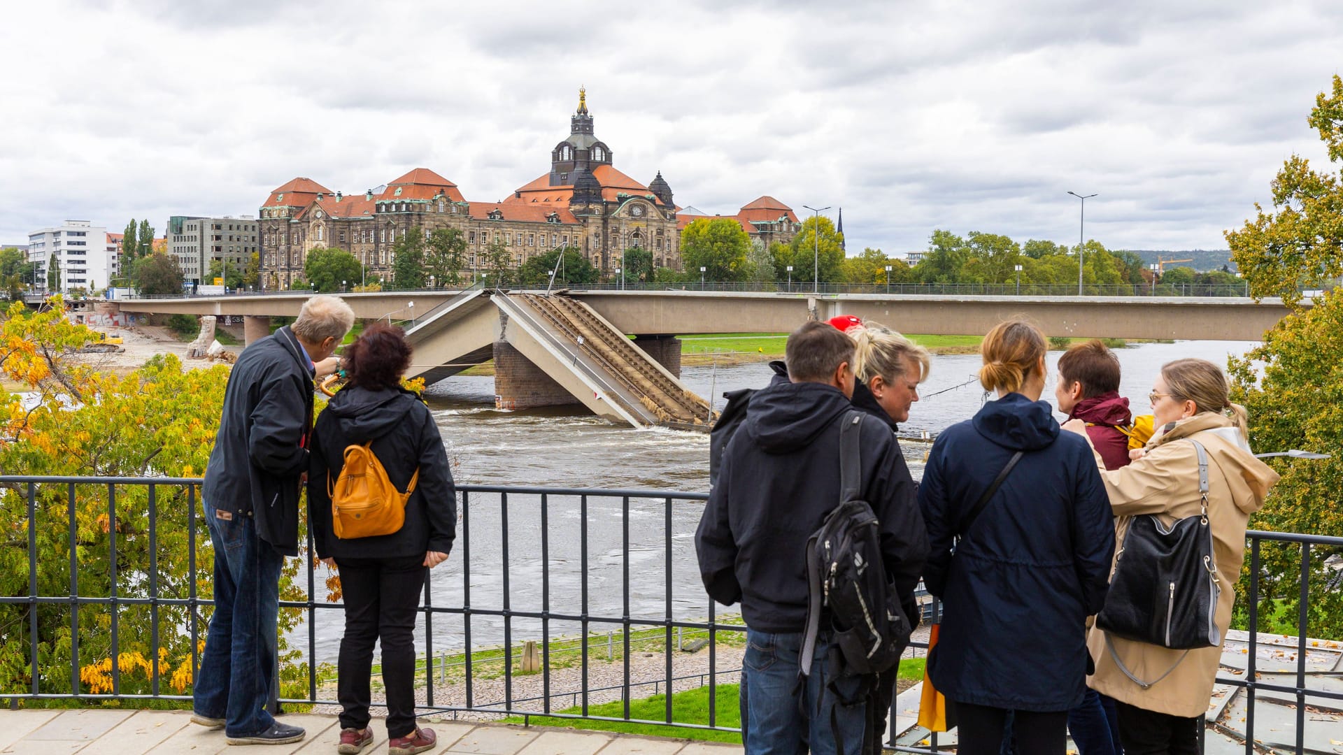 Die teilweise eingestürzte Carolabrücke in Dresden. (Symbolfoto)