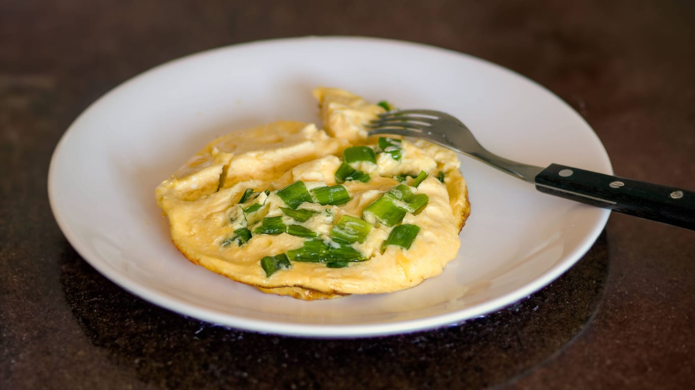 Omelette (Symbolbild): Auch vegane Alternativen können mit Salmonellen belastet sein.