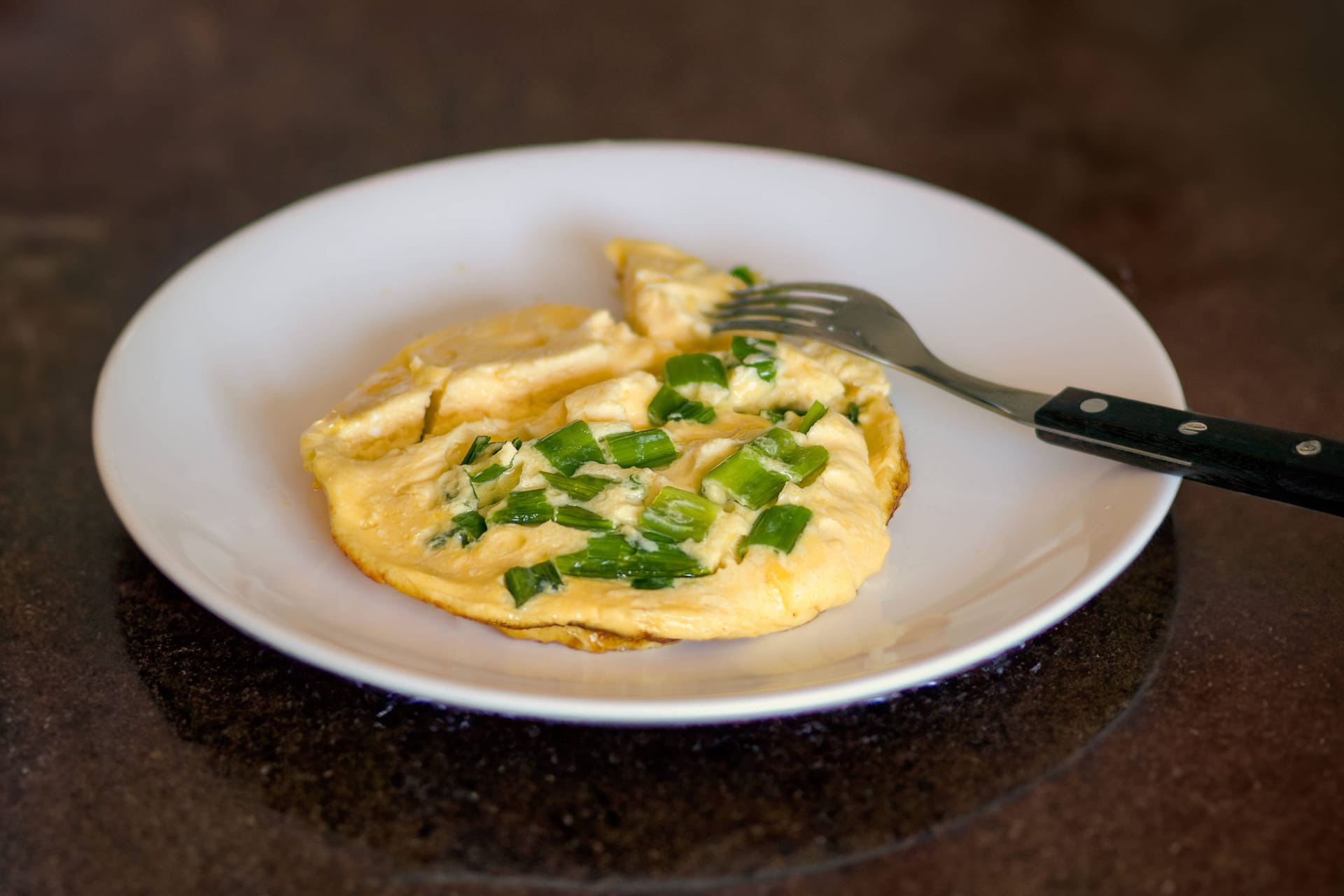 Omelette (Symbolbild): Auch vegane Alternativen können mit Salmonellen belastet sein.