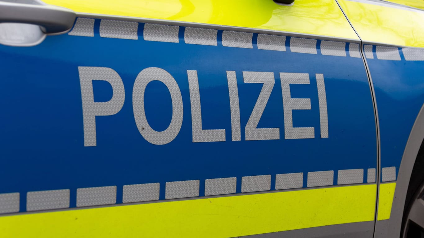 Melle, Deutschland 15. Maerz 2021: Ein Einsatzfahrzeug der Polizei Schriftzug. Landkreis Osnabrück Niedersachsen