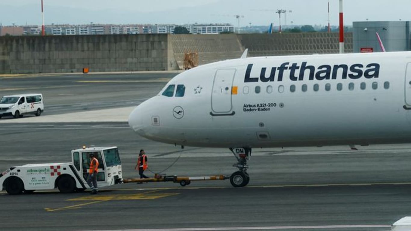 Lufthansa-Flieger in Rom: Die Maschinen der Fluggesellschaft fliegen Tel Aviv auch bis auf Weiteres nicht an.