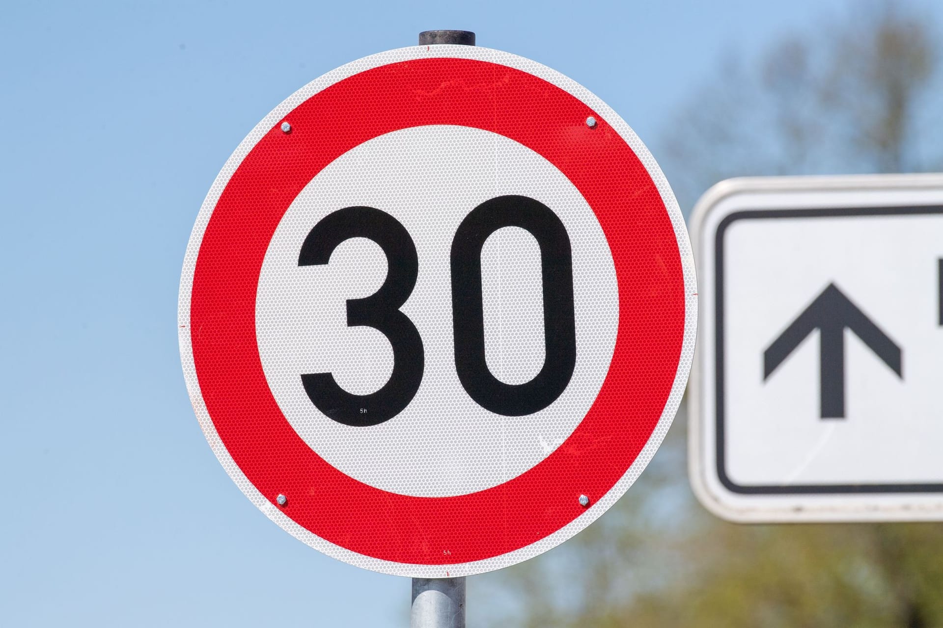 Ein Schild gibt vor: höchstens Tempo 30