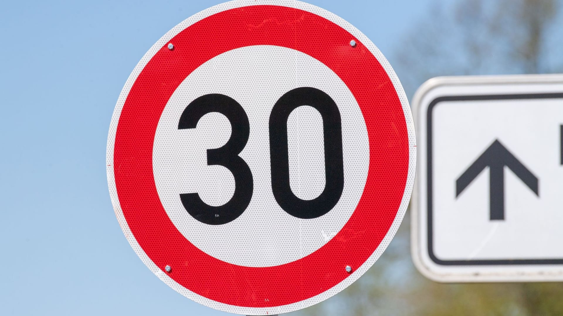 Ein Schild gibt vor: höchstens Tempo 30