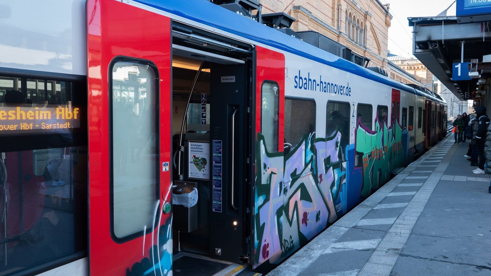 Eine S-Bahnn steht am Bahnsteig (Symbolbild): Einschränkungen im S-Bahn-Verkehr stehen an.