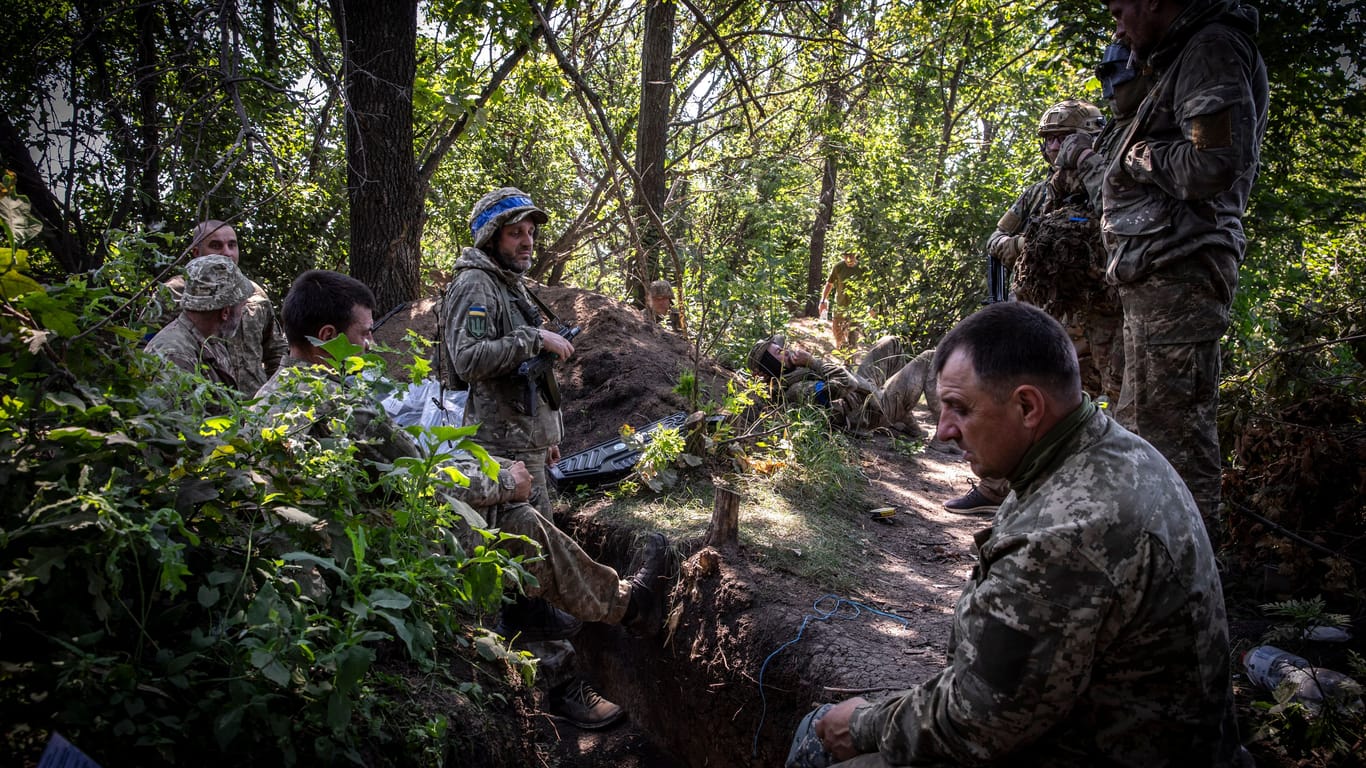 Soldaten der 36. Marinebrigade der Ukraine bei dem Ort Nowodariwka (Archivbild).