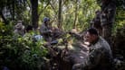 Soldaten der 36. Marinebrigade der Ukraine bei dem Ort Nowodariwka (Archivbild).