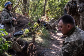 Soldaten der 36. Marinebrigade der Ukraine bei dem Ort Nowodariwka (Archivbild).