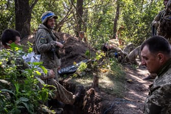 Soldaten der 36. Marinebrigade der Ukraine bei dem Ort Nowodariwka (Archivbild).