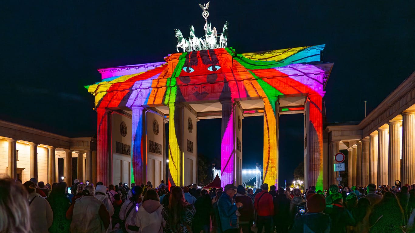 Das angestrahlte Brandenburger Tor während des 19. Festivals of Light in Berlin.